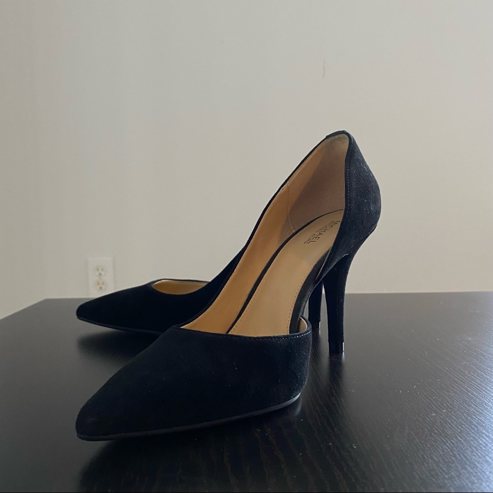 Michael Michael Kors Black pointed toe shoes. size 7.5